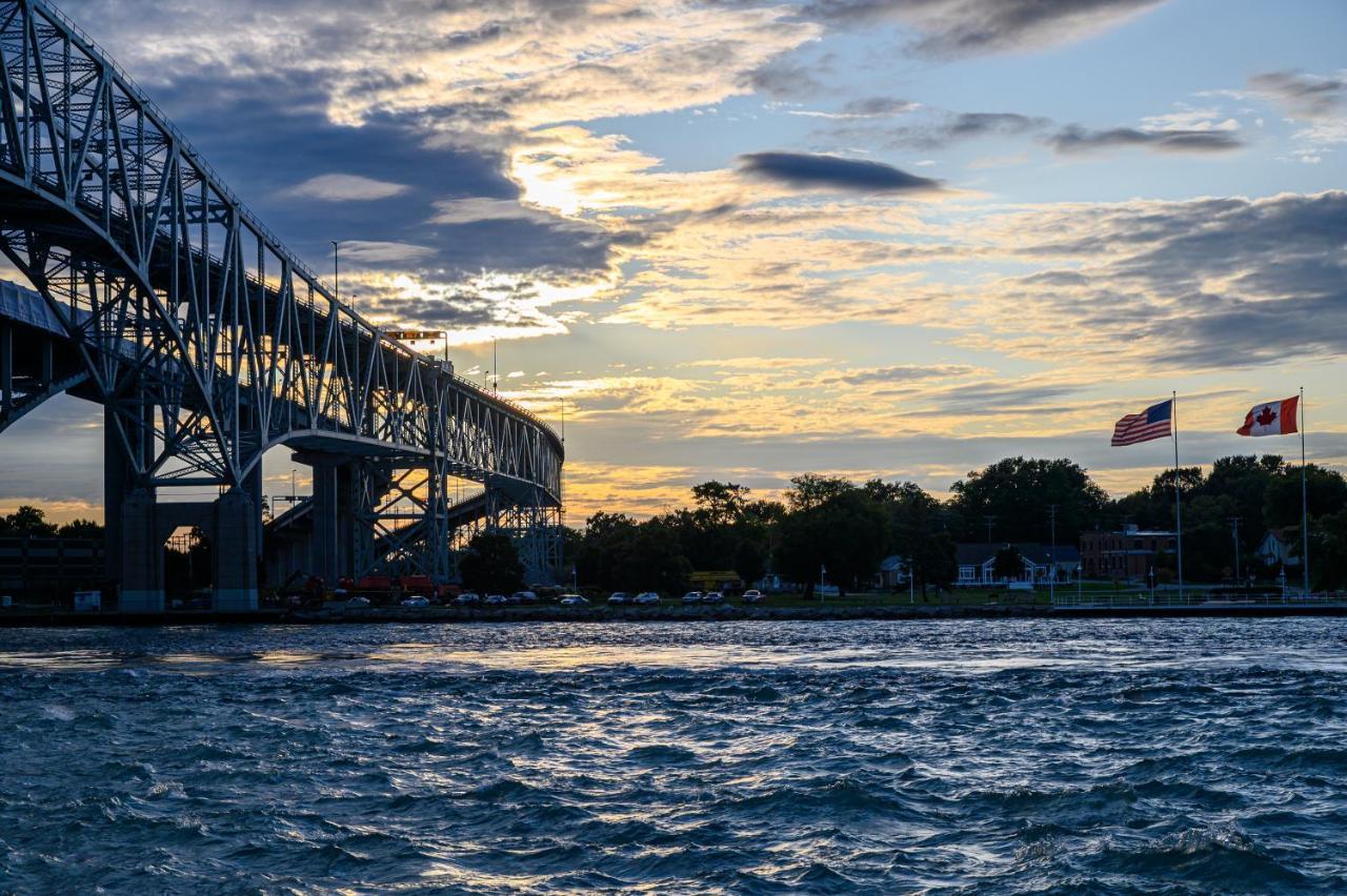 Days Inn By Wyndham Sarnia Harbourfront Esterno foto