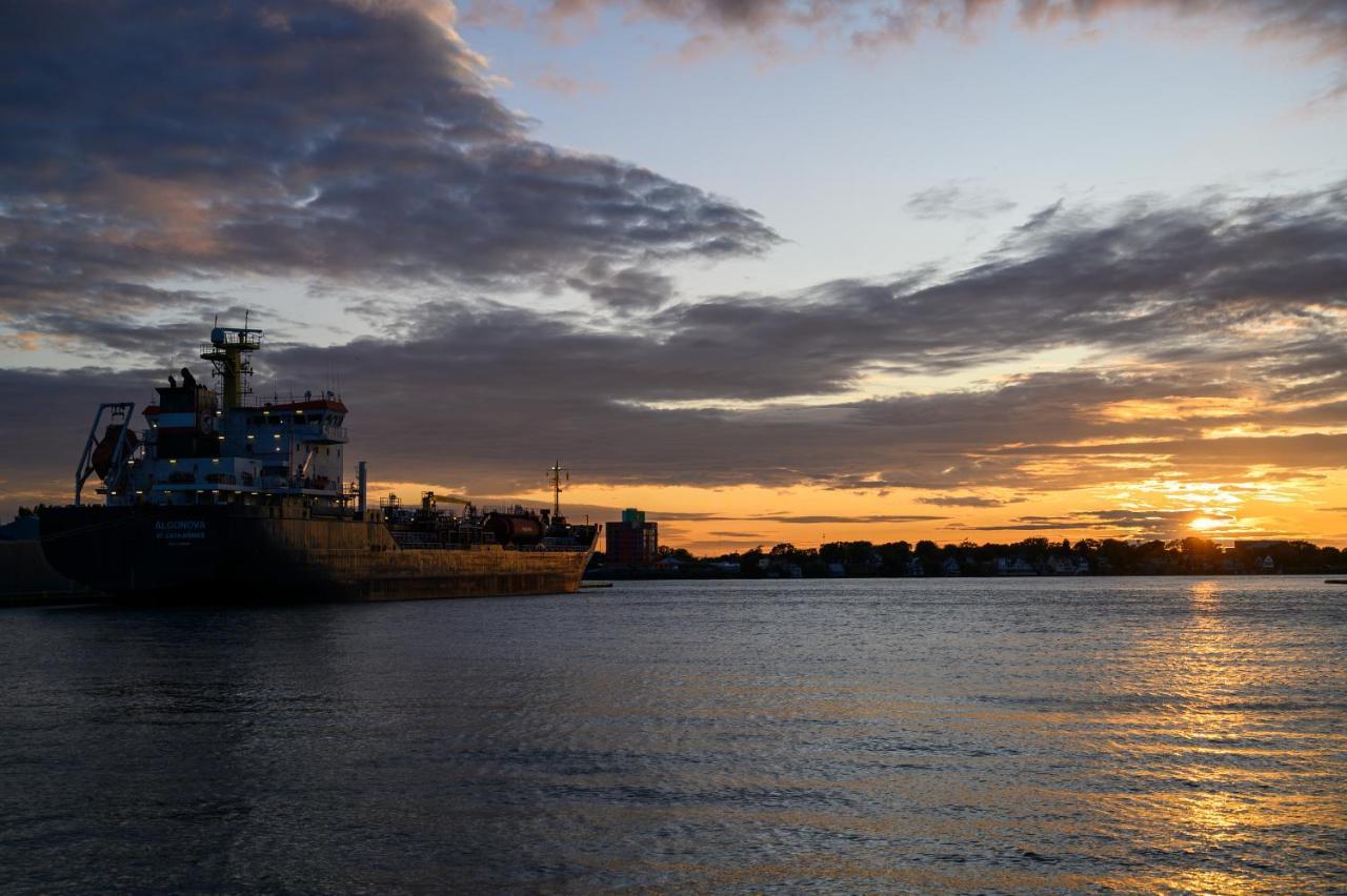 Days Inn By Wyndham Sarnia Harbourfront Esterno foto