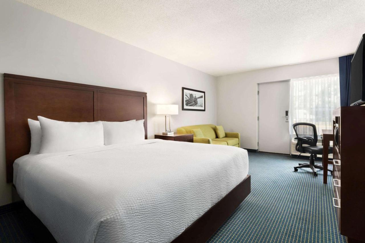 Days Inn By Wyndham Sarnia Harbourfront Esterno foto